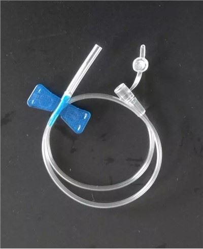 Seringue jetable d'aiguille de papillon réglée par veine de cuir chevelu avec l'aiguille 23G